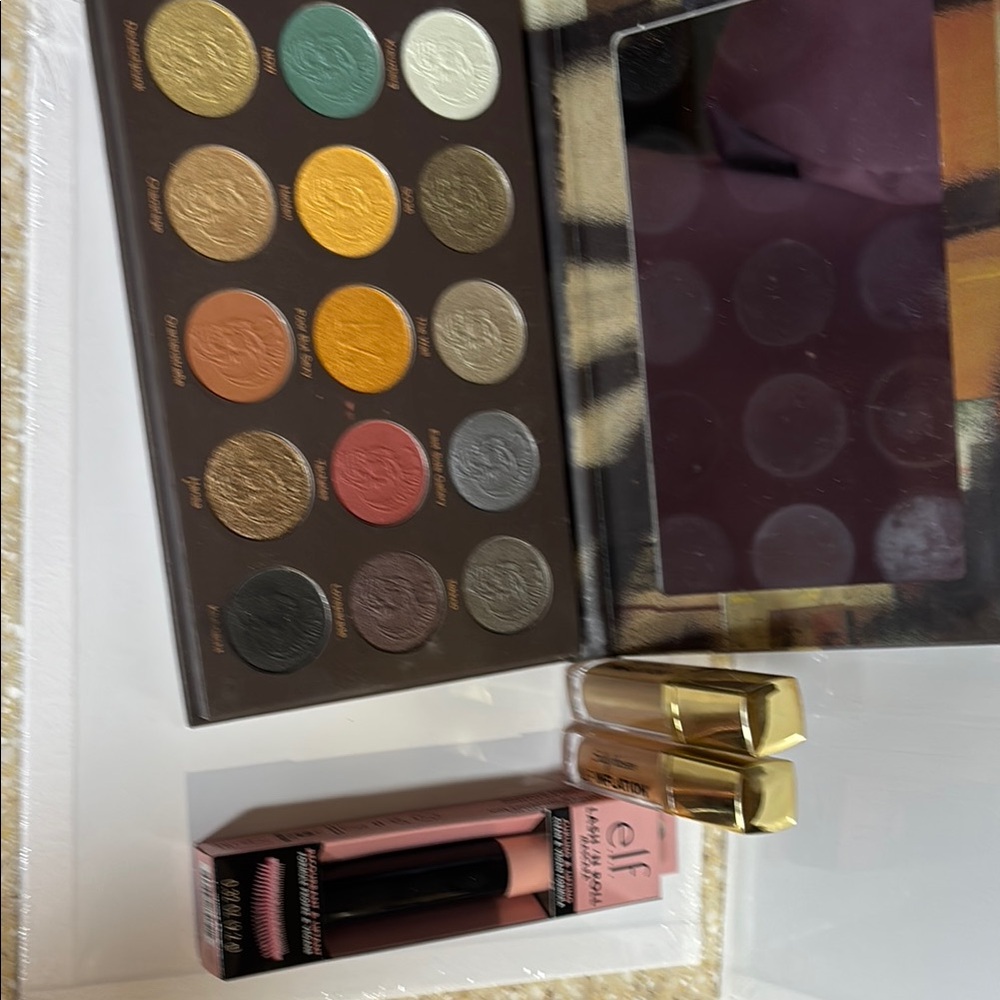 16-Color Eyeshadow Palette - Gold, Silver, and More